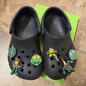 CROCS Kids Black Slippers with Turtle Hero Charms